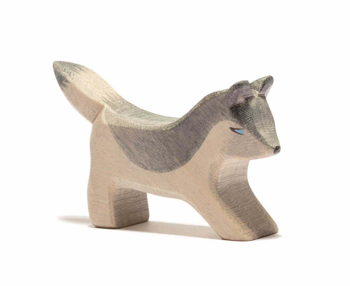 Wolf klein spielend